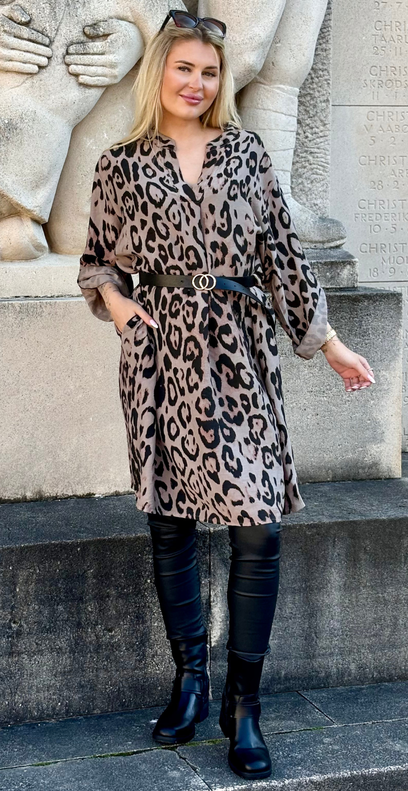 Nancy kjole med leopardprint mocca LikeLondon