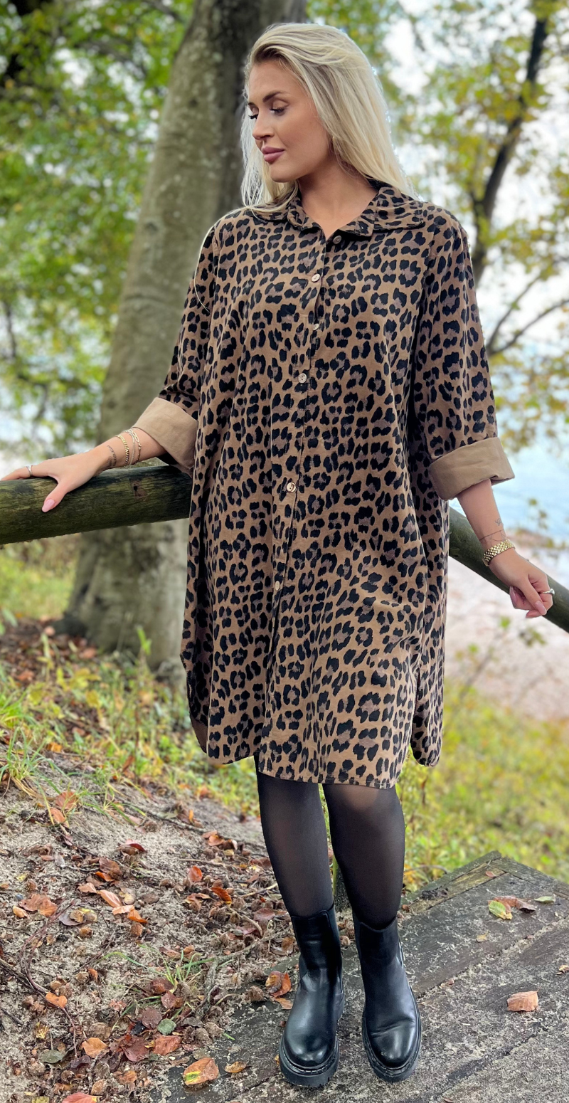 Danica tunika/kjole med knapper og leopardprint i camel