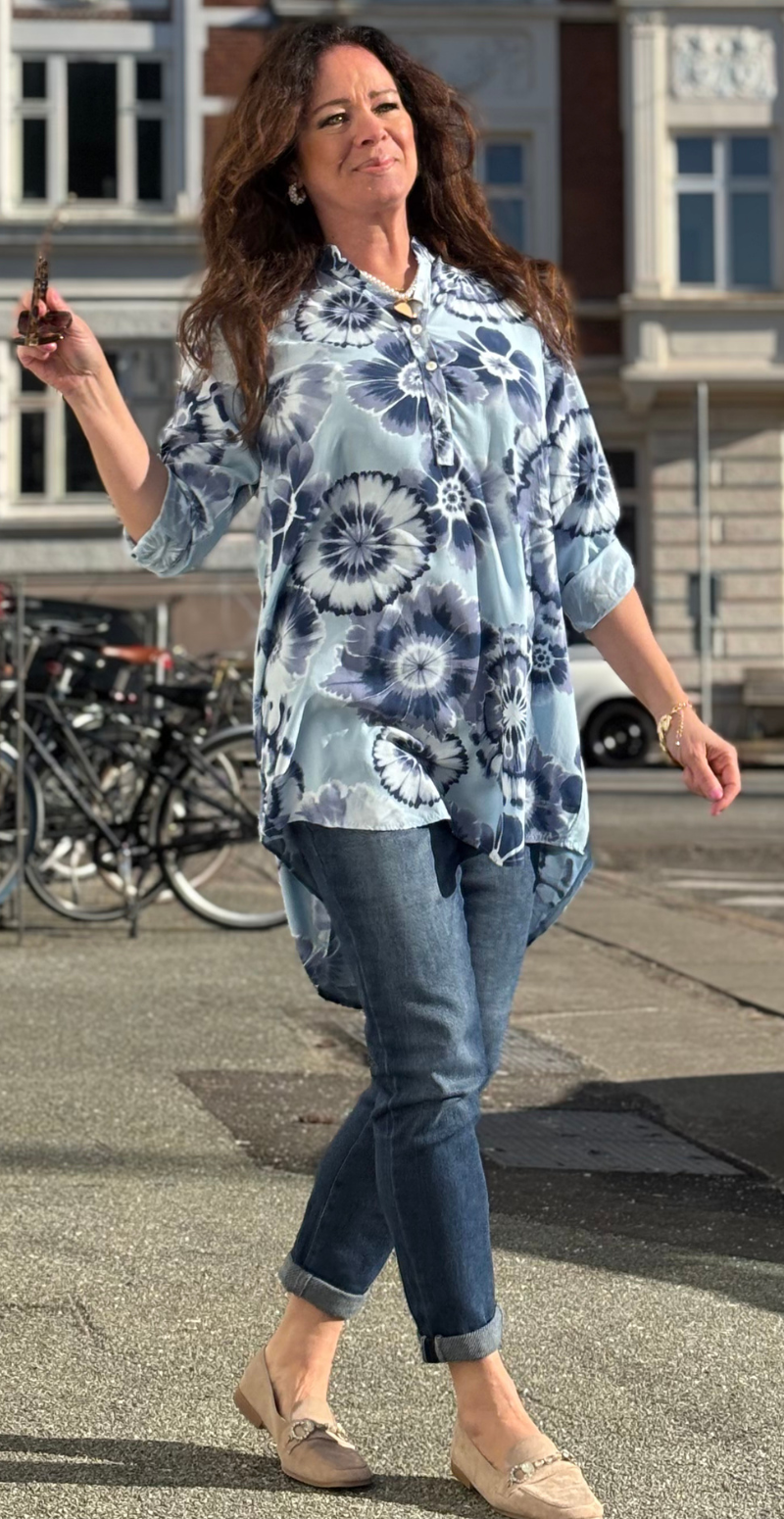 Ruby tunika med tie dye mønster lysblå