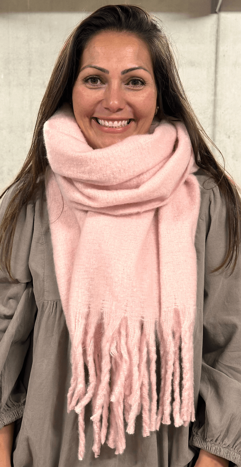 rosa uldtørklæde med frynser fra likelondon by Christina Siguenza