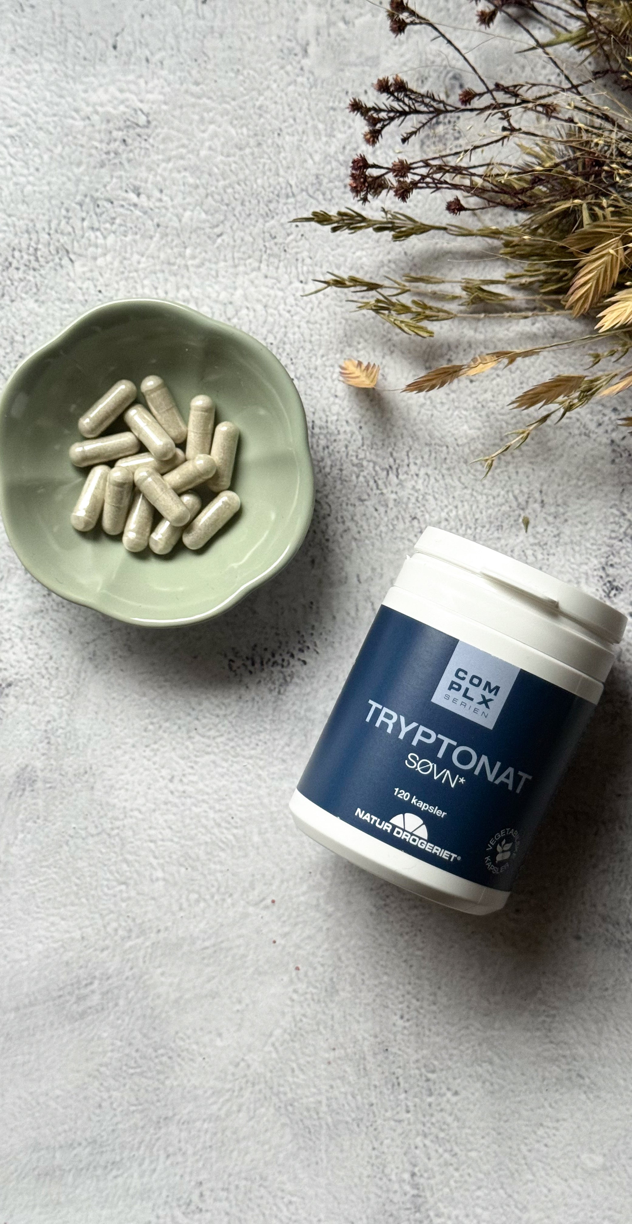 Natur drogeriet TryptoNAT® kapsler 120 stk
Natur-Drogeriets bestseller til søvnen - TryptoNAT®.
indeholder tryptofan, urter, vitaminer og mineraler, heriblandt magnesium, der medvirker til, at du føler dig mindre træt og udmattet. En af urterne heri er baldrian, der bidrager til at vedligeholde en normal søvn og bidrager til en naturlig søvn.
Tryptofan er en essentiel aminosyre, der ikke produceres i kroppen og derfor skal tilføres gennem kosten. 
Anvendelse: Voksne: 3 kapsler dagligt uden for måltid