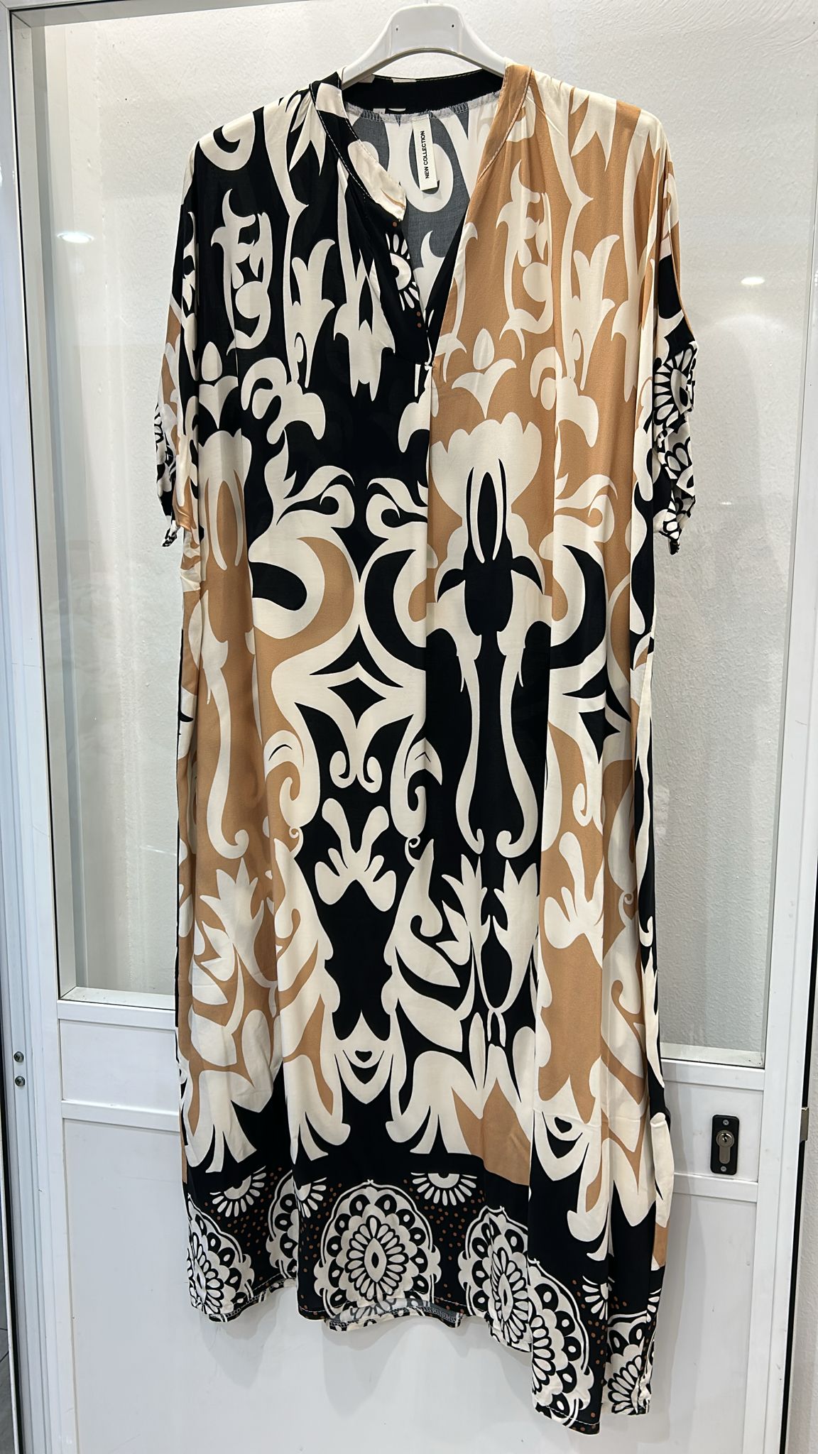 Forudbestil uge 15 Melia kjole med mønster sort/beige LikeLondon