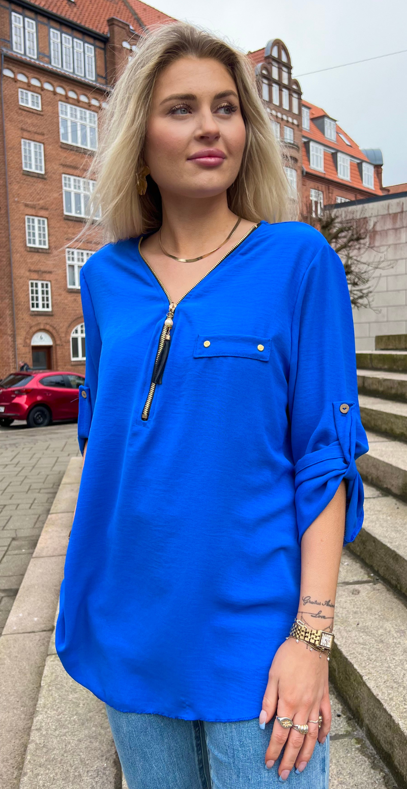 Filucca bluse med lynlås og perlevedhæng royal blue LikeLondon