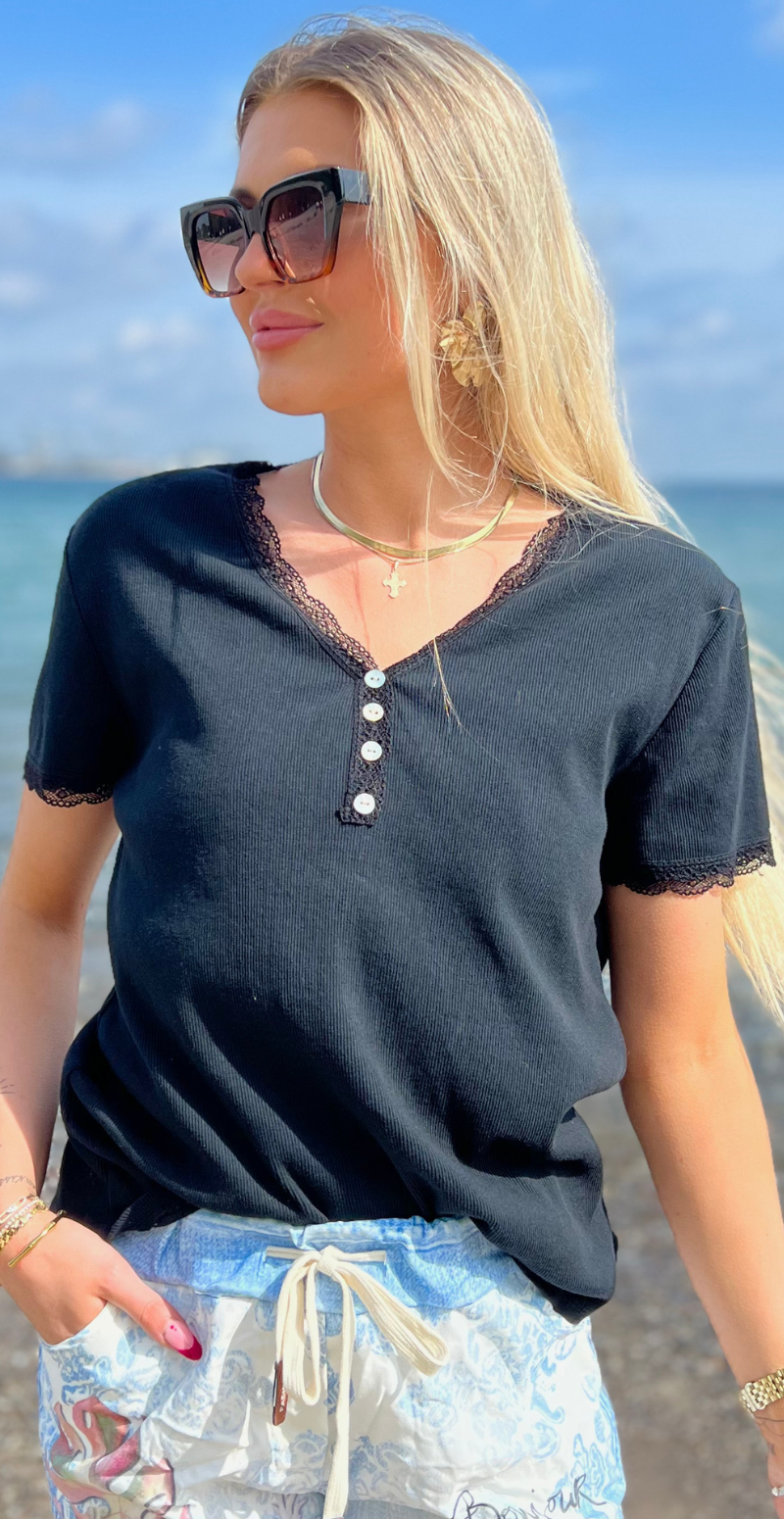 Coco bluse med korte ærmer, blondekant og knapper sort LikeLondon