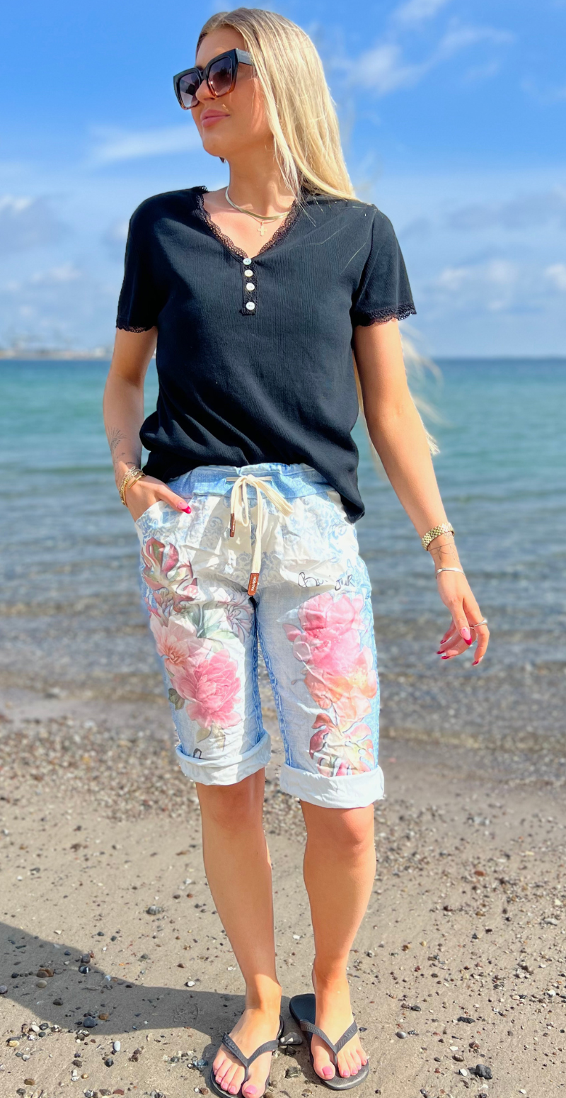 Coco bluse med korte ærmer, blondekant og knapper sort LikeLondon