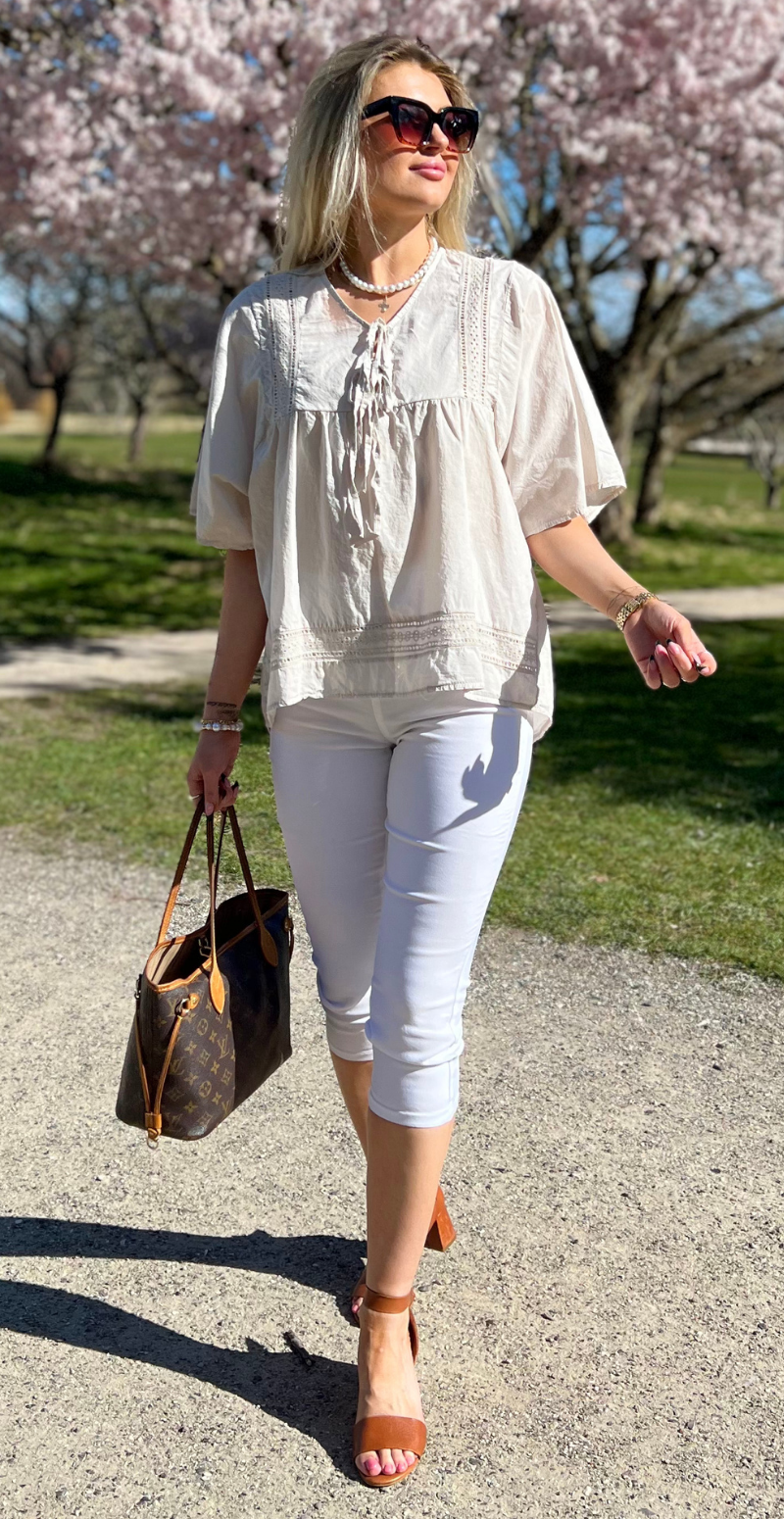 Mindy bluse med broderede detaljer og bindebånd beige LikeLondon