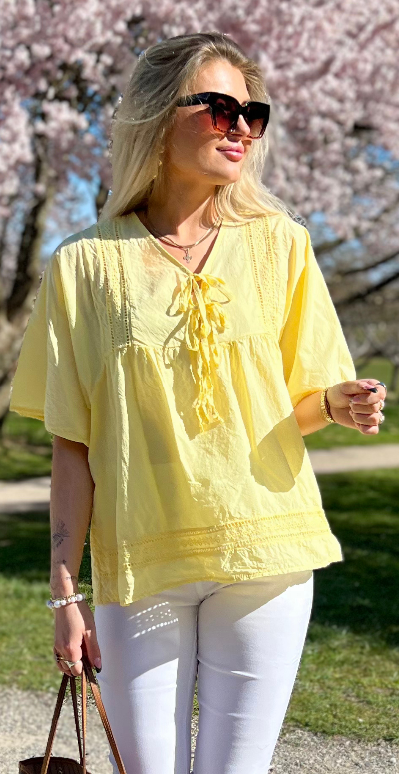Mindy bluse med broderede detaljer og bindebånd gul LikeLondon