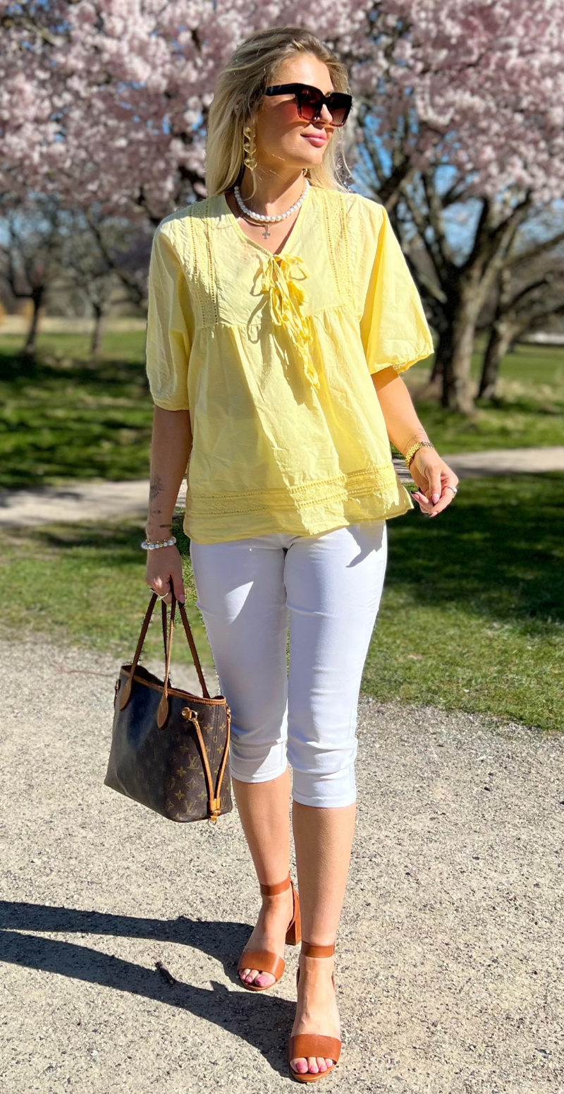 Mindy bluse med broderede detaljer og bindebånd gul LikeLondon