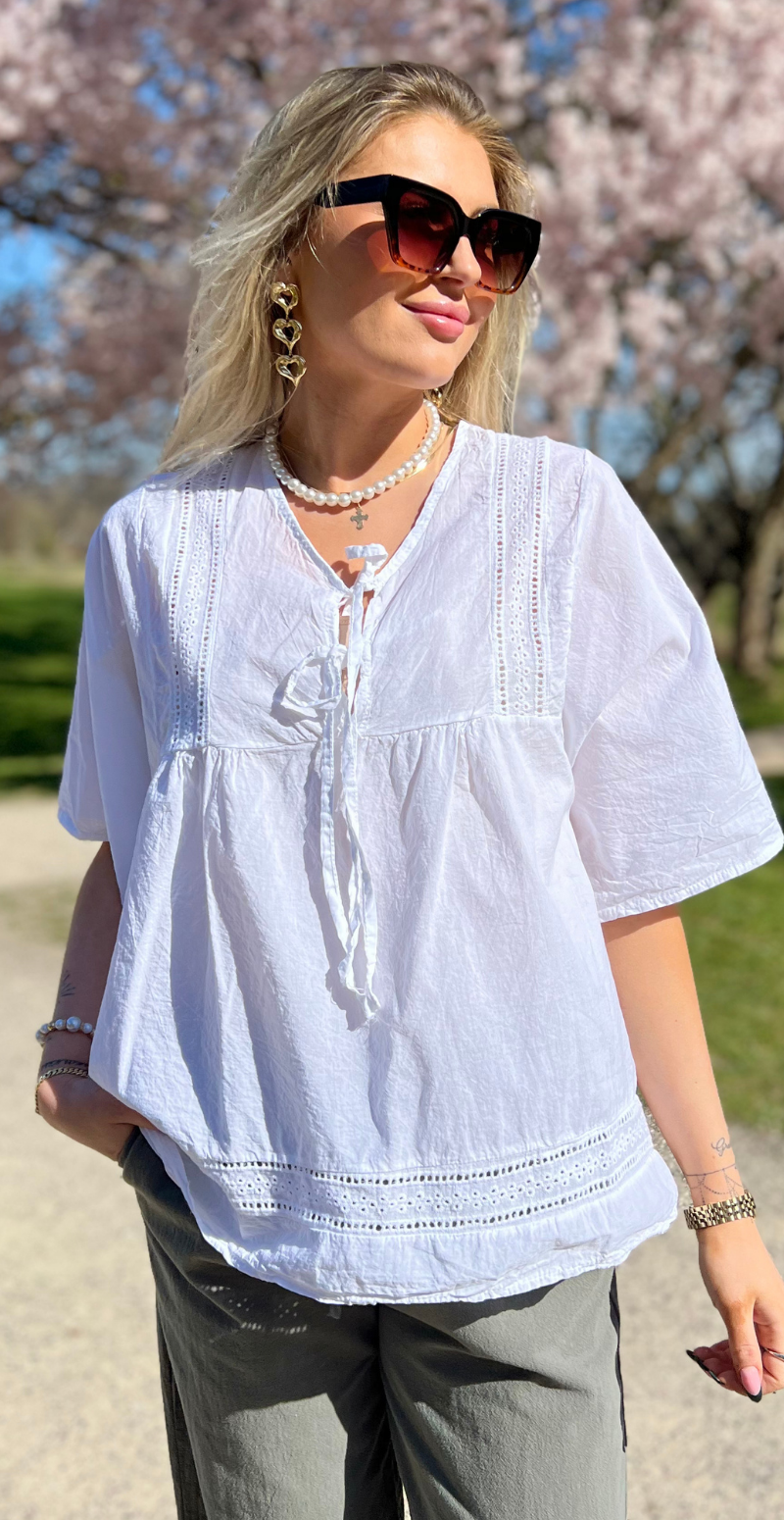 Mindy bluse med broderede detaljer og bindebånd hvid LikeLondon