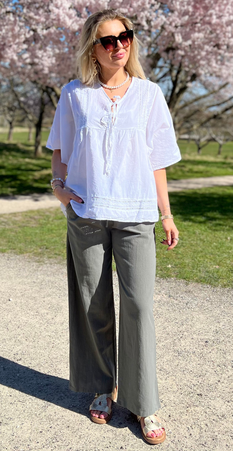 Mindy bluse med broderede detaljer og bindebånd hvid LikeLondon
