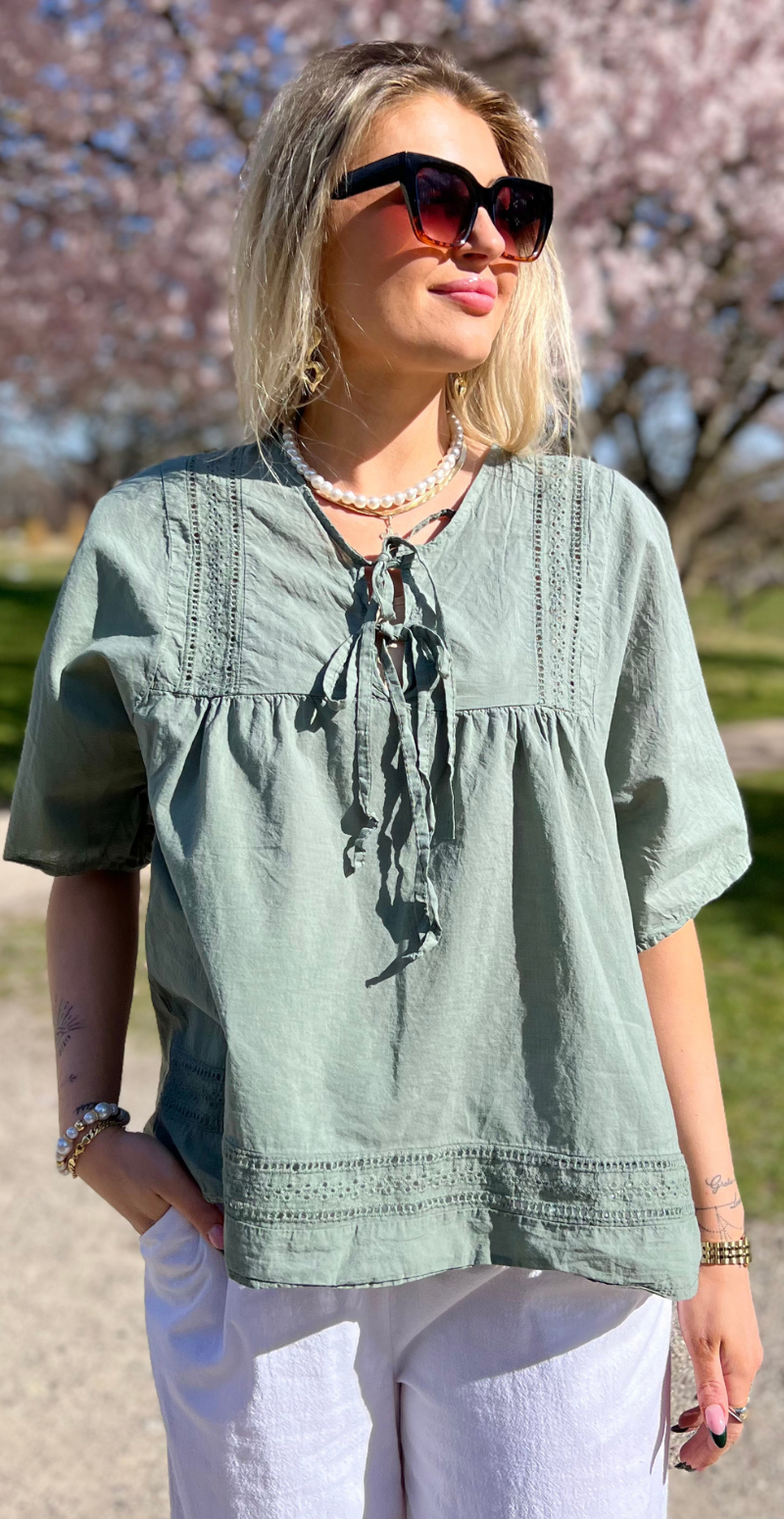 Mindy bluse med broderede detaljer og bindebånd khaki LikeLondon