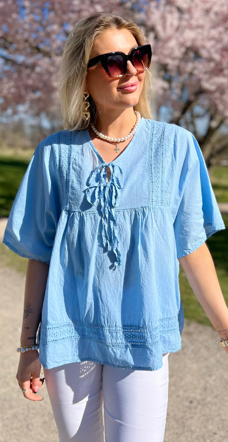 Mindy bluse med broderede detaljer og bindebånd lysblå LikeLondon
