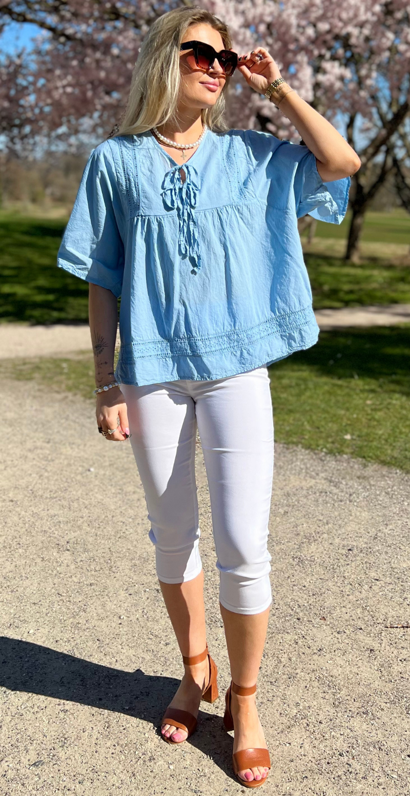 Mindy bluse med broderede detaljer og bindebånd lysblå LikeLondon
