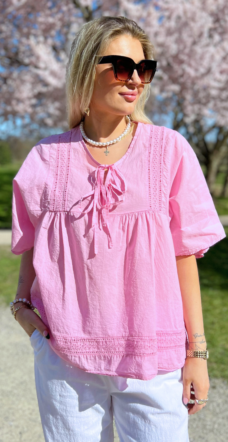 Mindy bluse med broderede detaljer og bindebånd pink LikeLondon