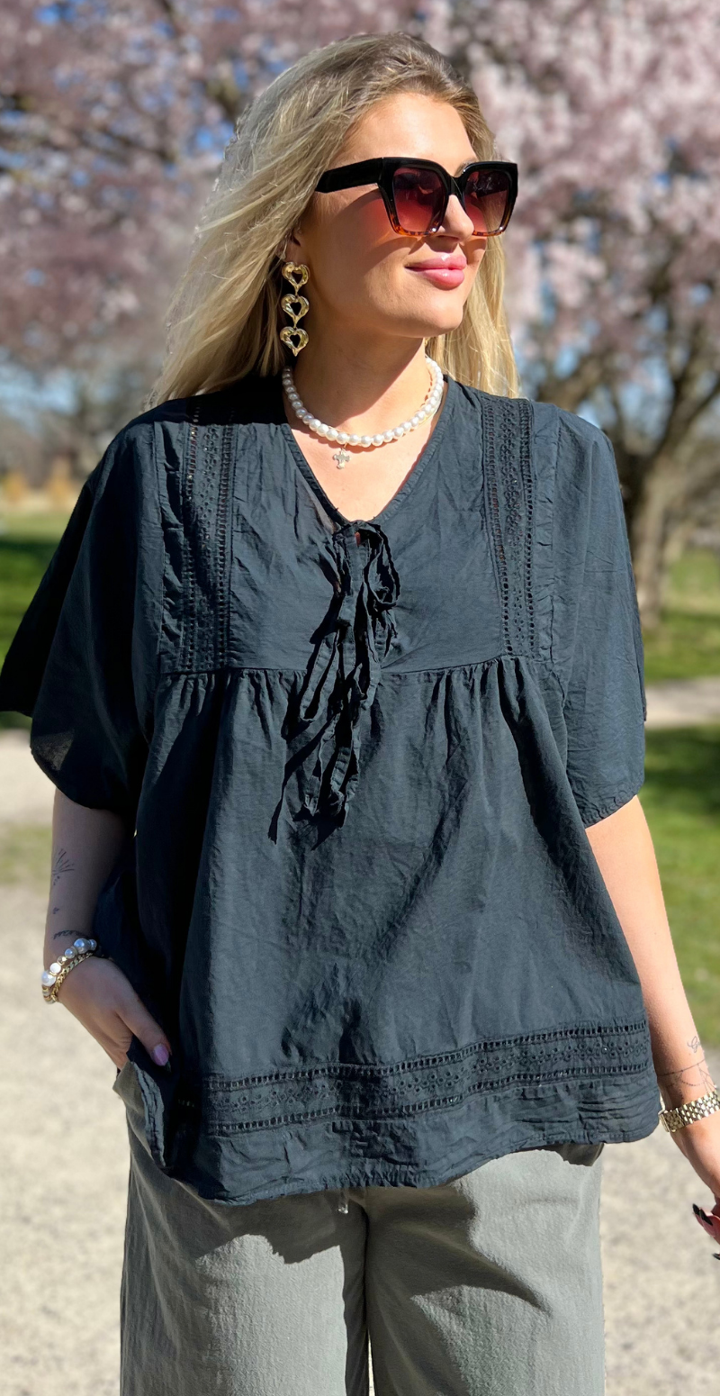 Mindy bluse med broderede detaljer og bindebånd sort LikeLondon