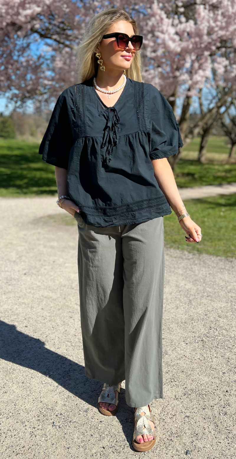 Mindy bluse med broderede detaljer og bindebånd sort LikeLondon