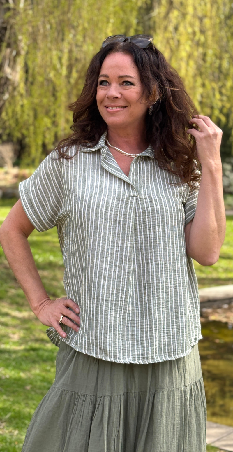 Serine bluse med striber og skjortekrave khaki LikeLondon