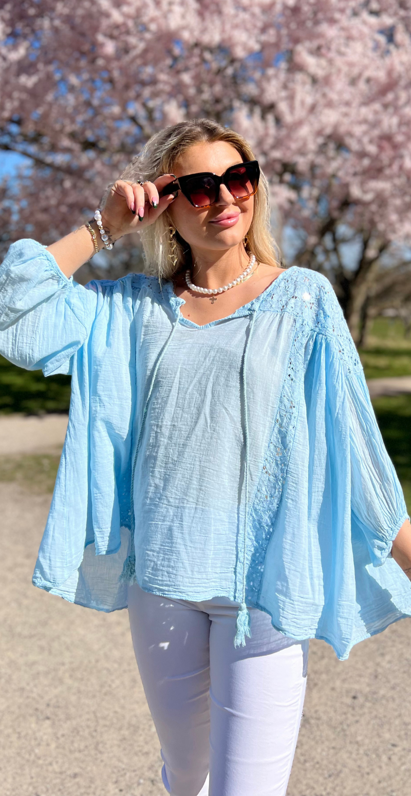 Macha bluse med blonde- og pailletmønster lysblå LikeLondon