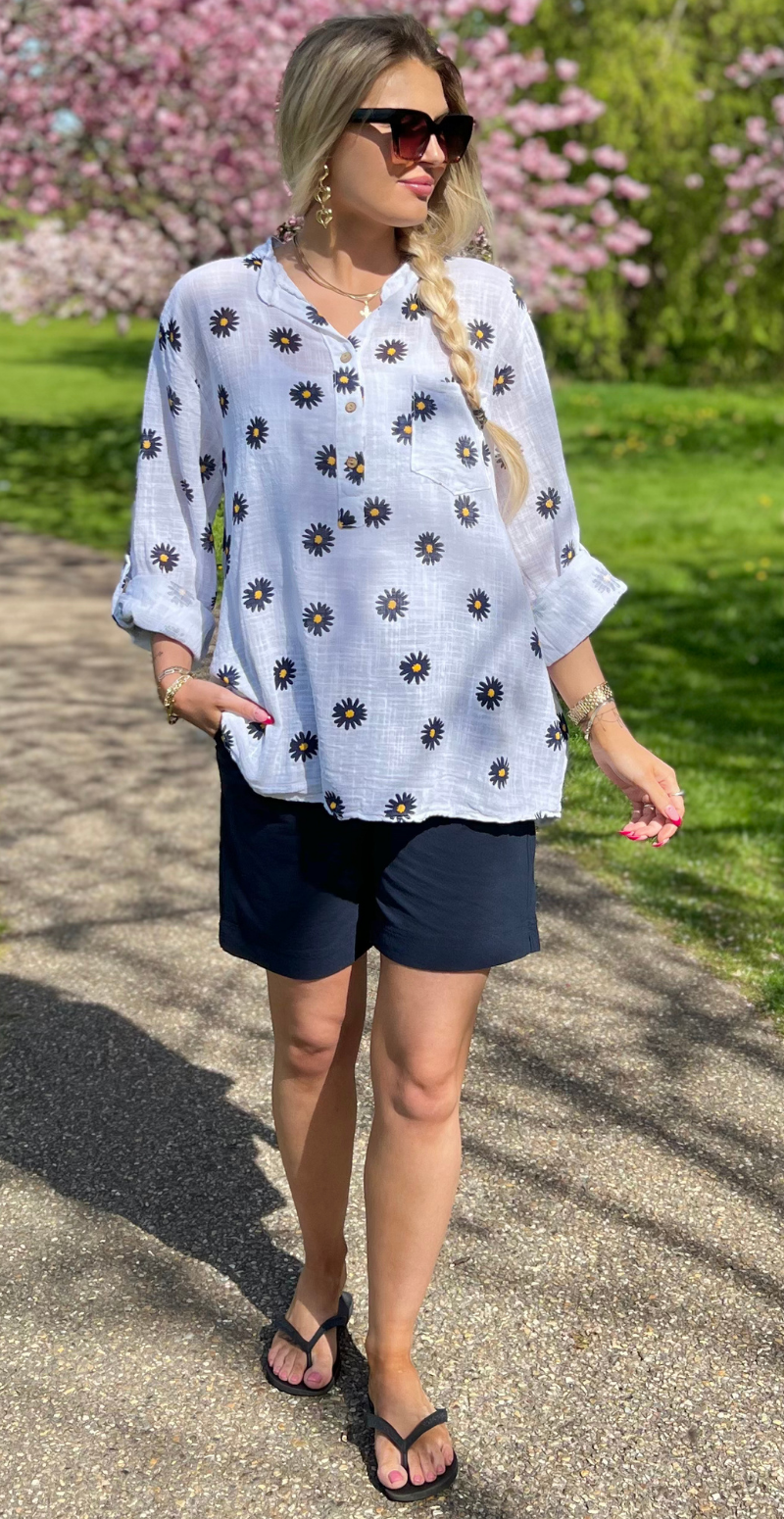 Kady bluse med knapper og marguerit blomst hvid LikeLondon