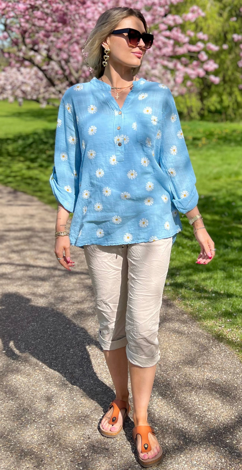 Kady bluse med knapper og marguerit blomst lysblå LikeLondon