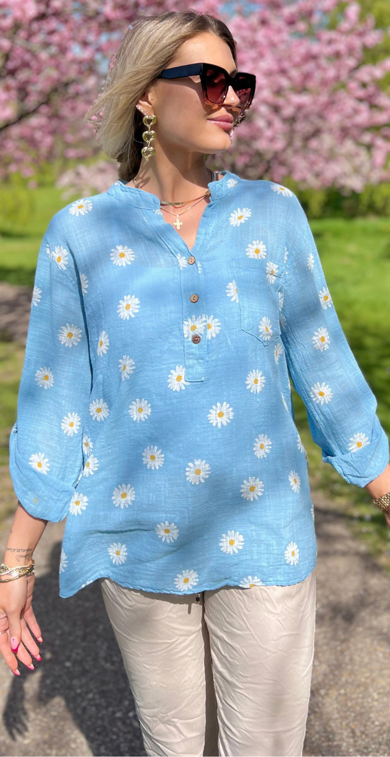 Kady bluse med knapper og marguerit blomst lysblå LikeLondon