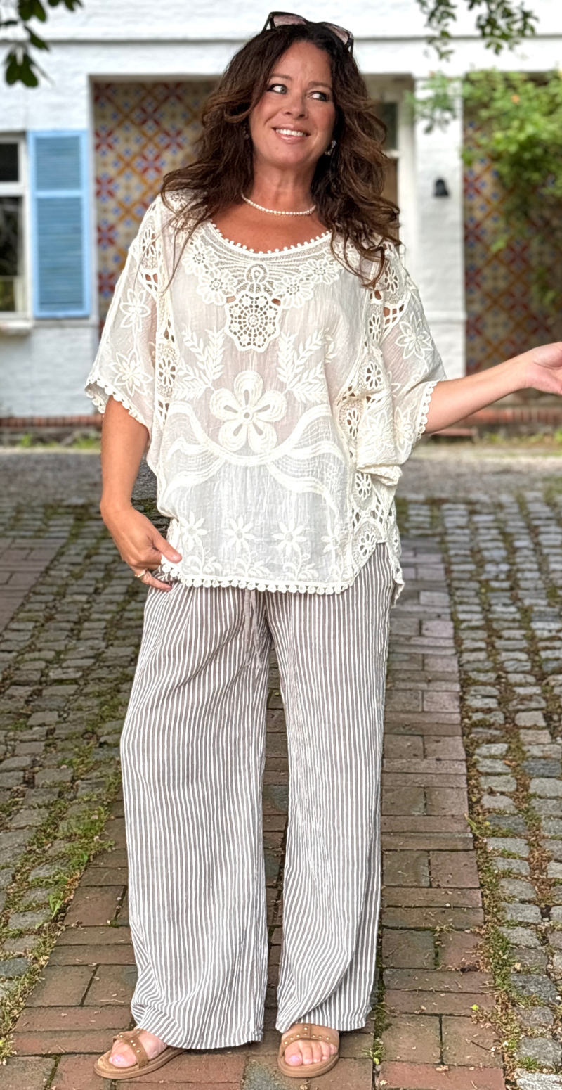 myrna bluse med blonder og flagermuseærmer beige LikeLondon