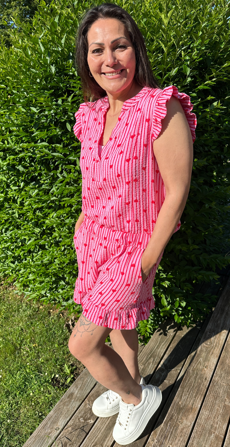 Cheri bluse med hjerter og peplum pink LikeLondon by Christina