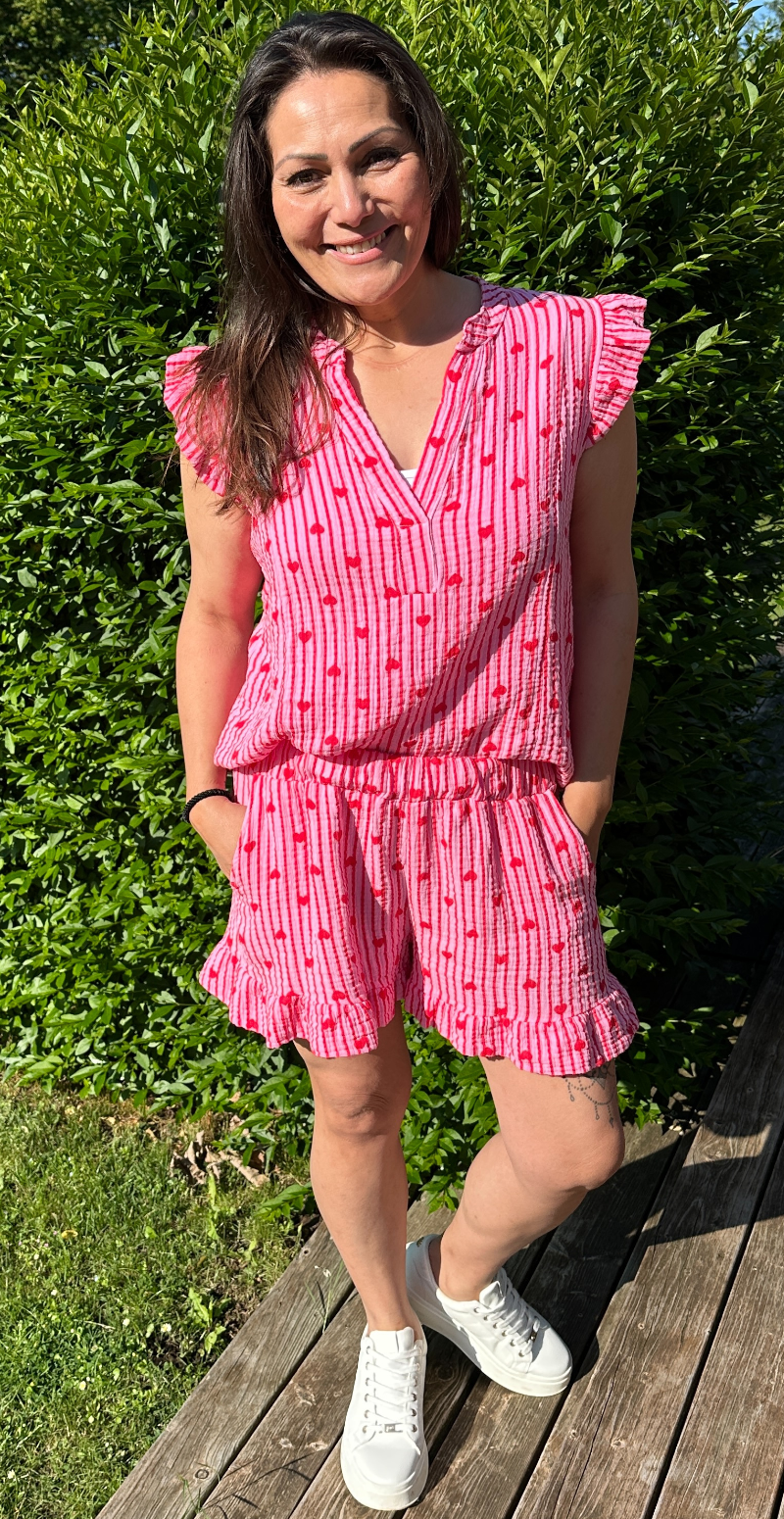 Cheri bluse med hjerter og peplum pink LikeLondon by Christina