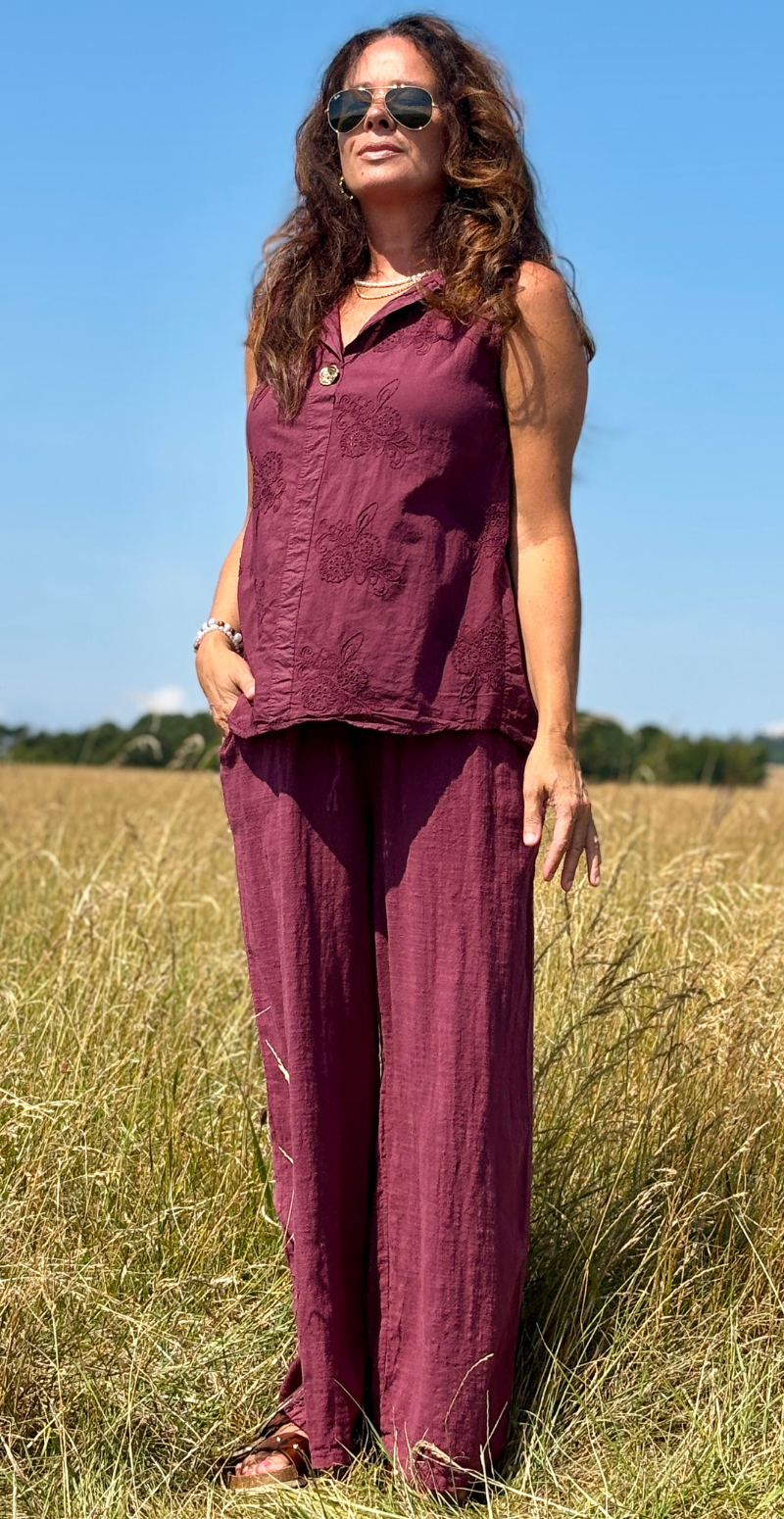 Vega ærmeløs bluse med broderi anglaise og bronzeknap bordeaux LikeLondon