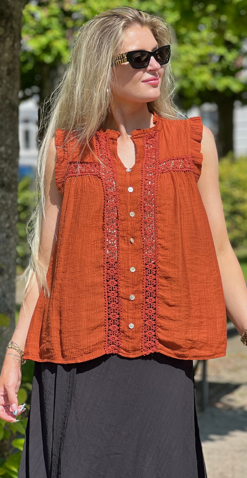 Alva bluse med knapper og blondedetalje rust LikeLondon