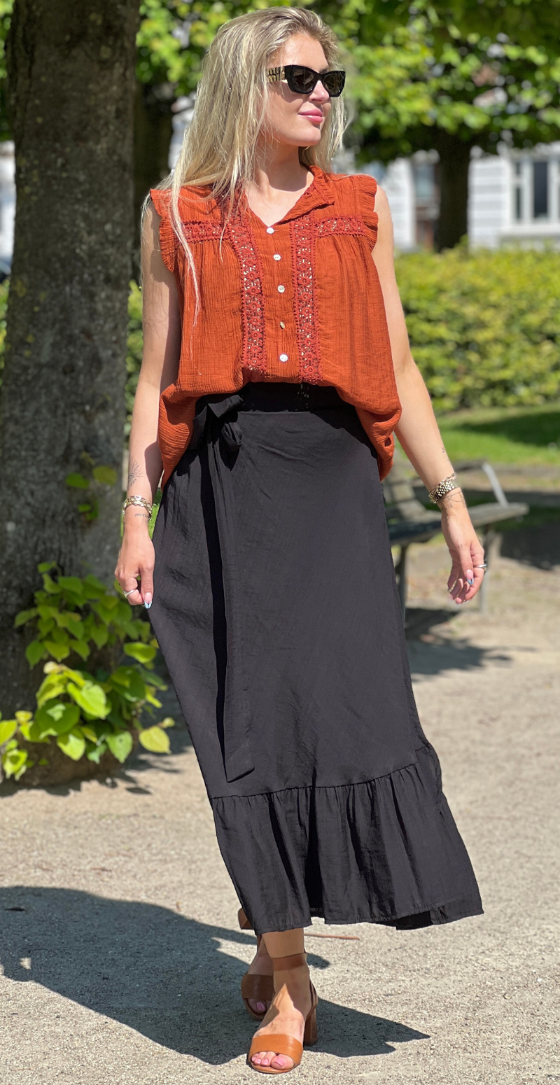 Alva bluse med knapper og blondedetalje rust LikeLondon