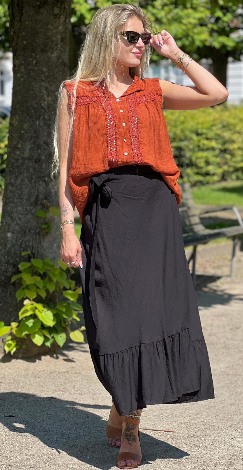 Alva bluse med knapper og blondedetalje rust LikeLondon
