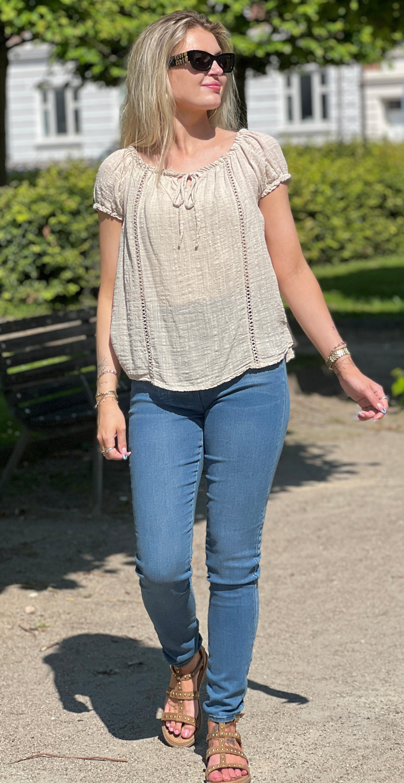 Karin bluse med korte ærmer, bindebånd og hæklede detaljer beige LikeLondon