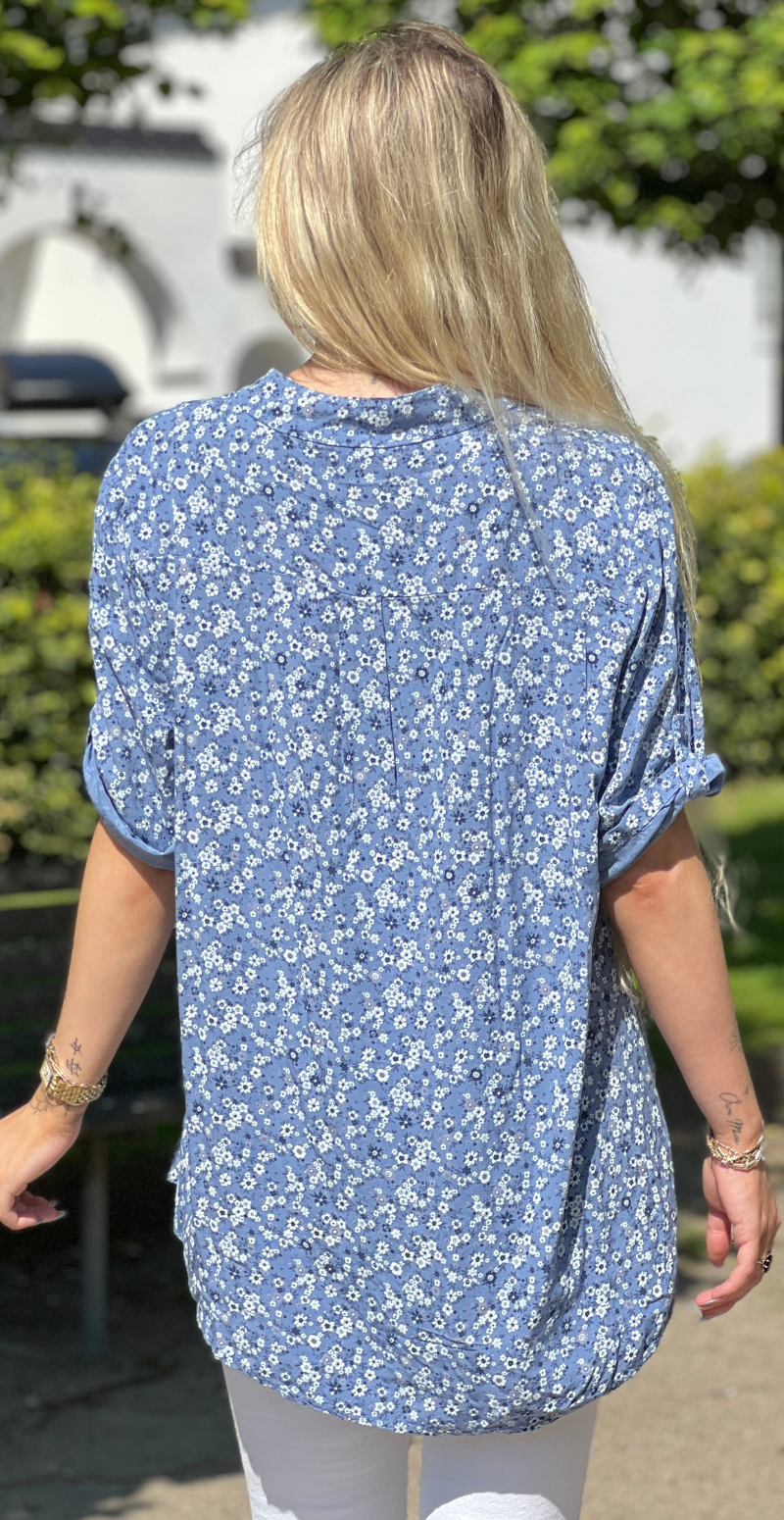 Fern bluse med små blomster og stolpelukning denim LikeLondon