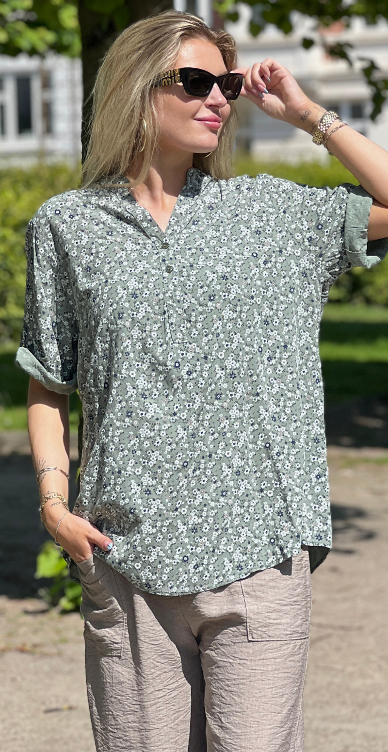 Fern bluse med små blomster og stolpelukning khaki LikeLondon