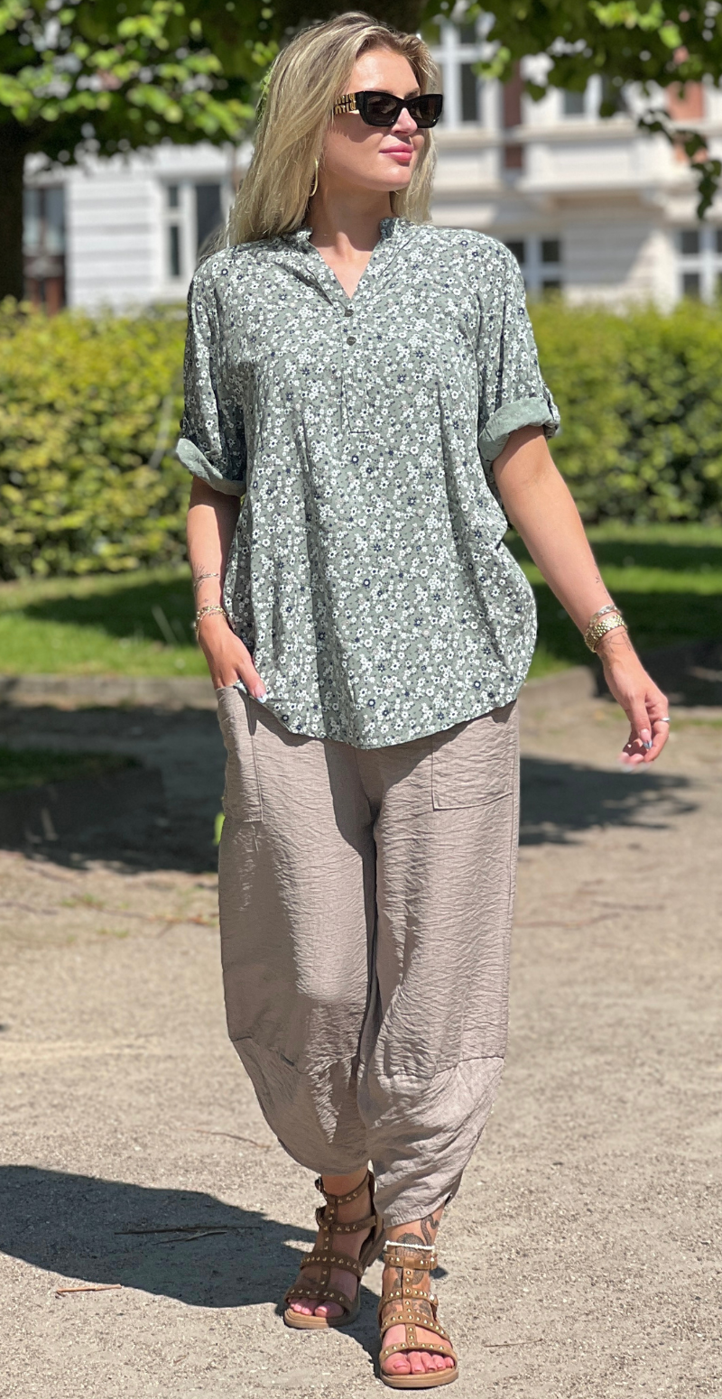Fern bluse med små blomster og stolpelukning khaki LikeLondon