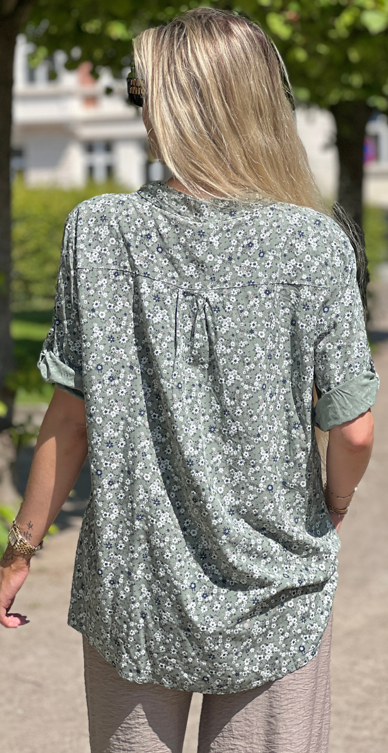 Fern bluse med små blomster og stolpelukning khaki LikeLondon