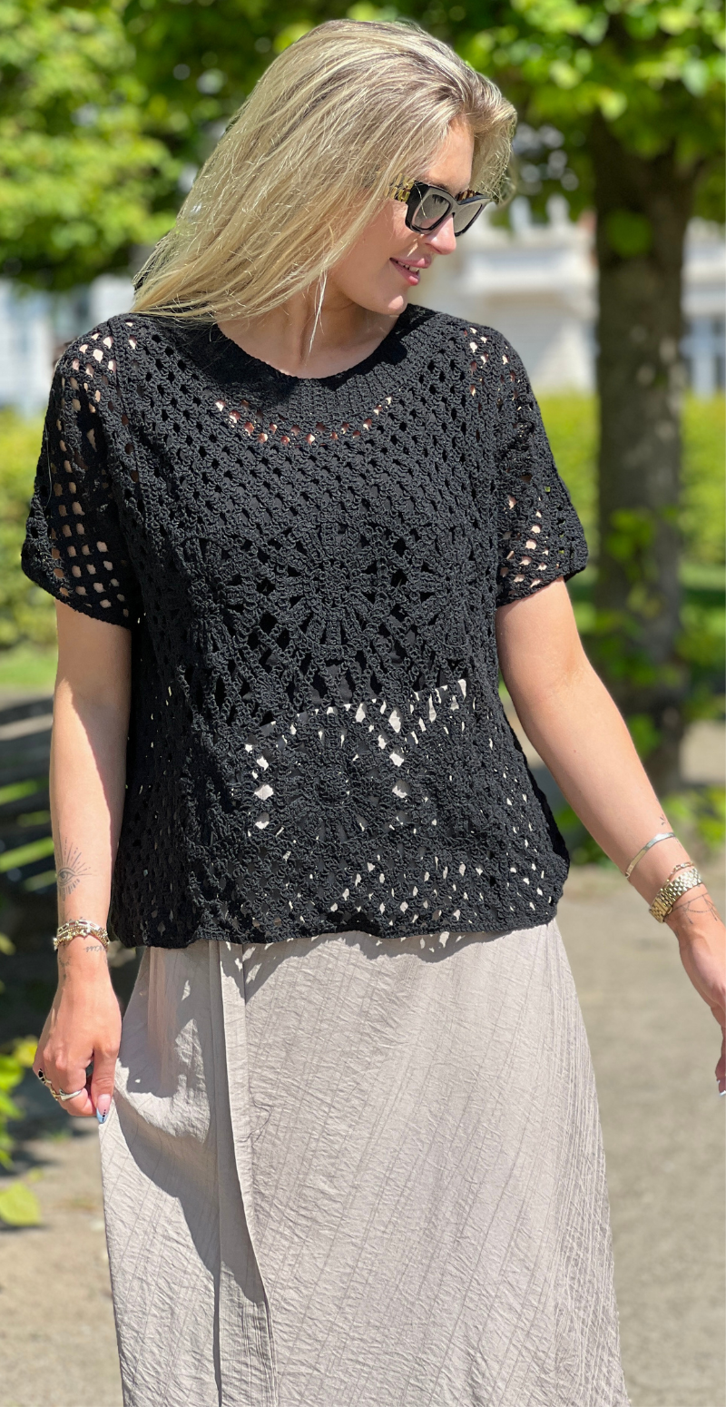 Florence hæklet bluse med cirkelmønster sort LikeLondon