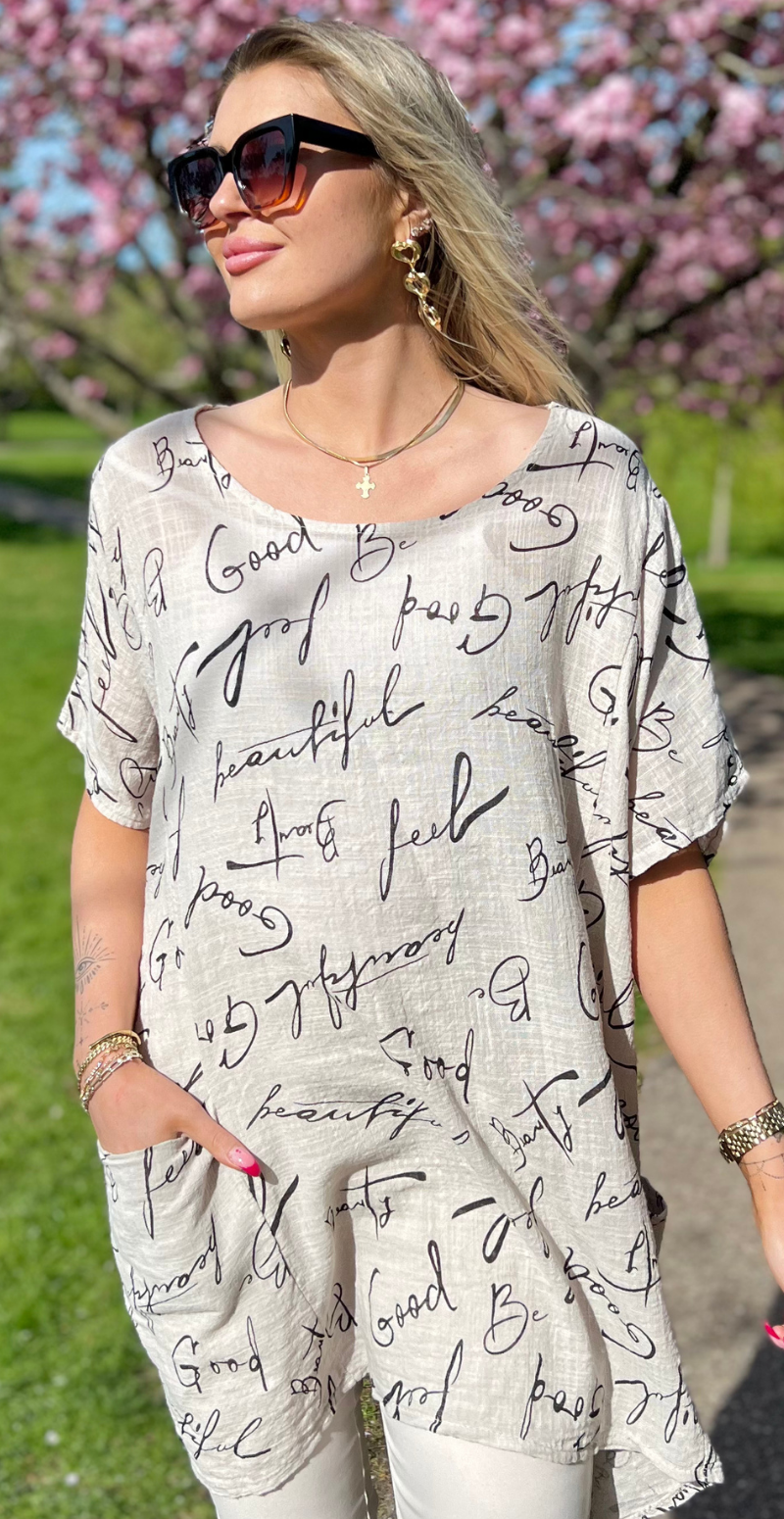 Dicte bluse med vidde, lommer og skrift beige LikeLondon
