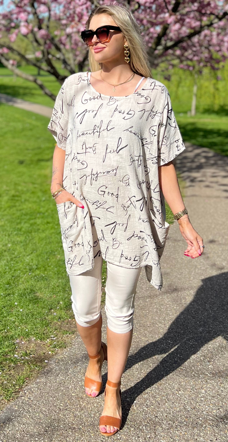 Dicte bluse med vidde, lommer og skrift beige LikeLondon
