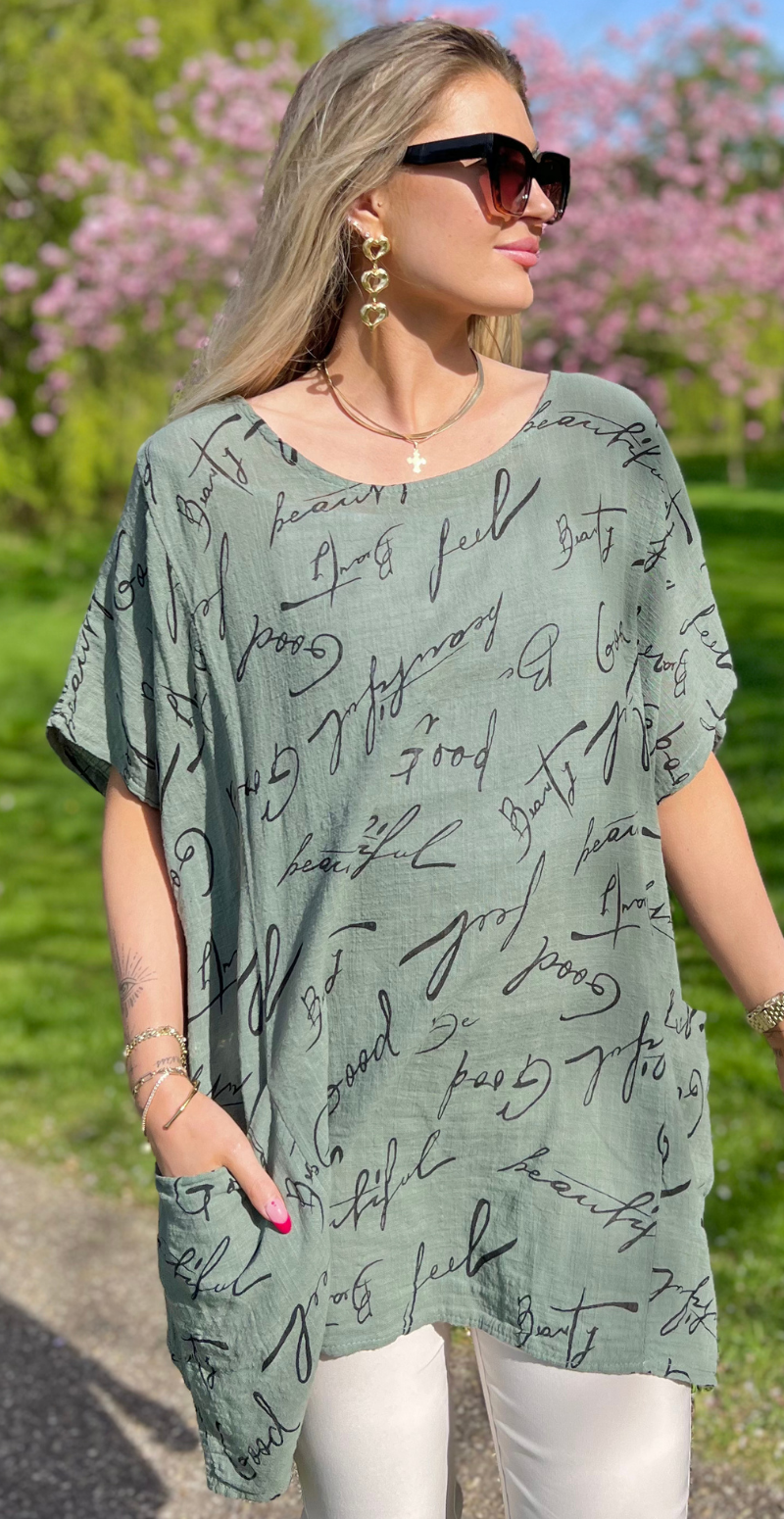 Dicte bluse med vidde, lommer og skrift khaki LikeLondon
