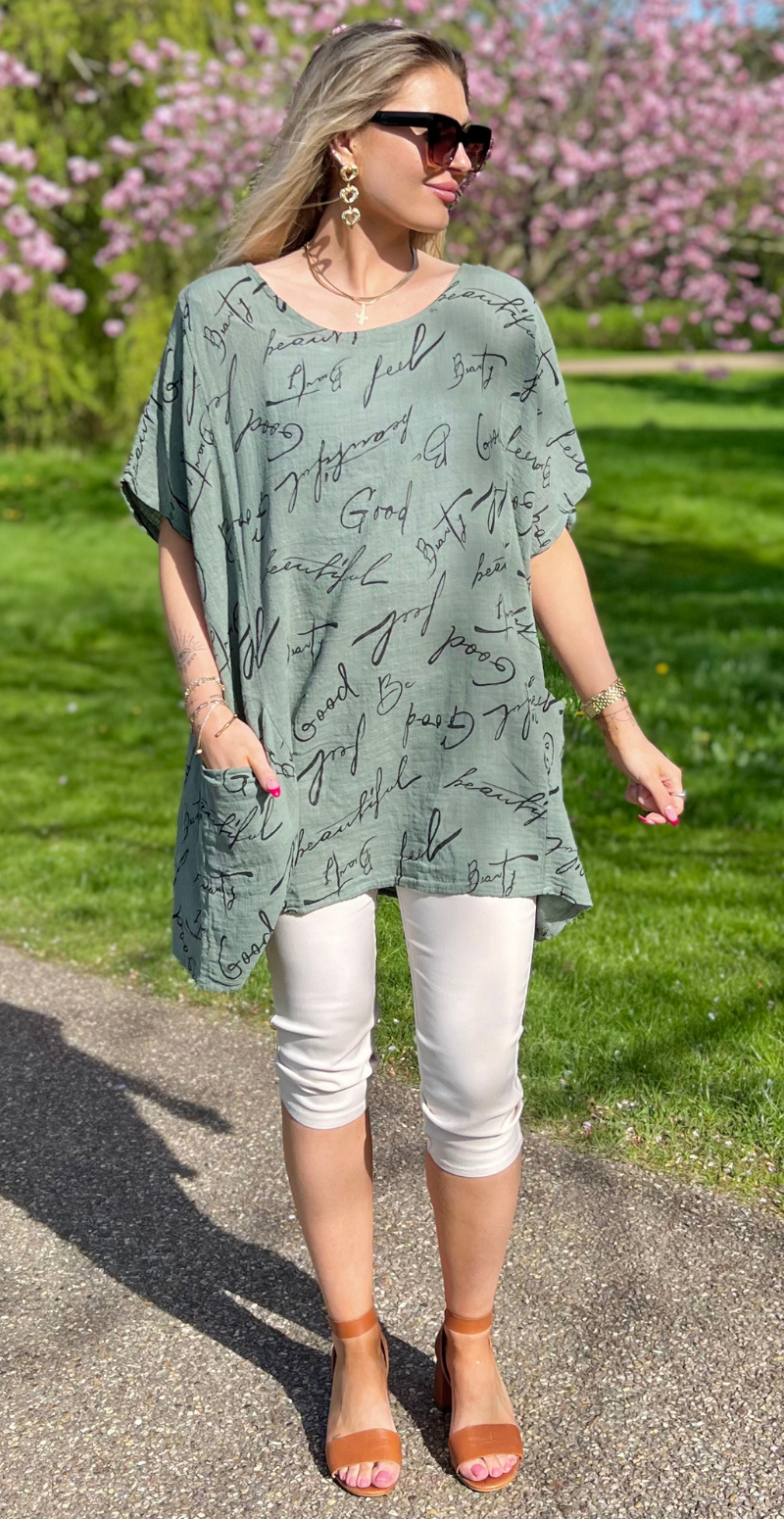 Dicte bluse med vidde, lommer og skrift khaki LikeLondon