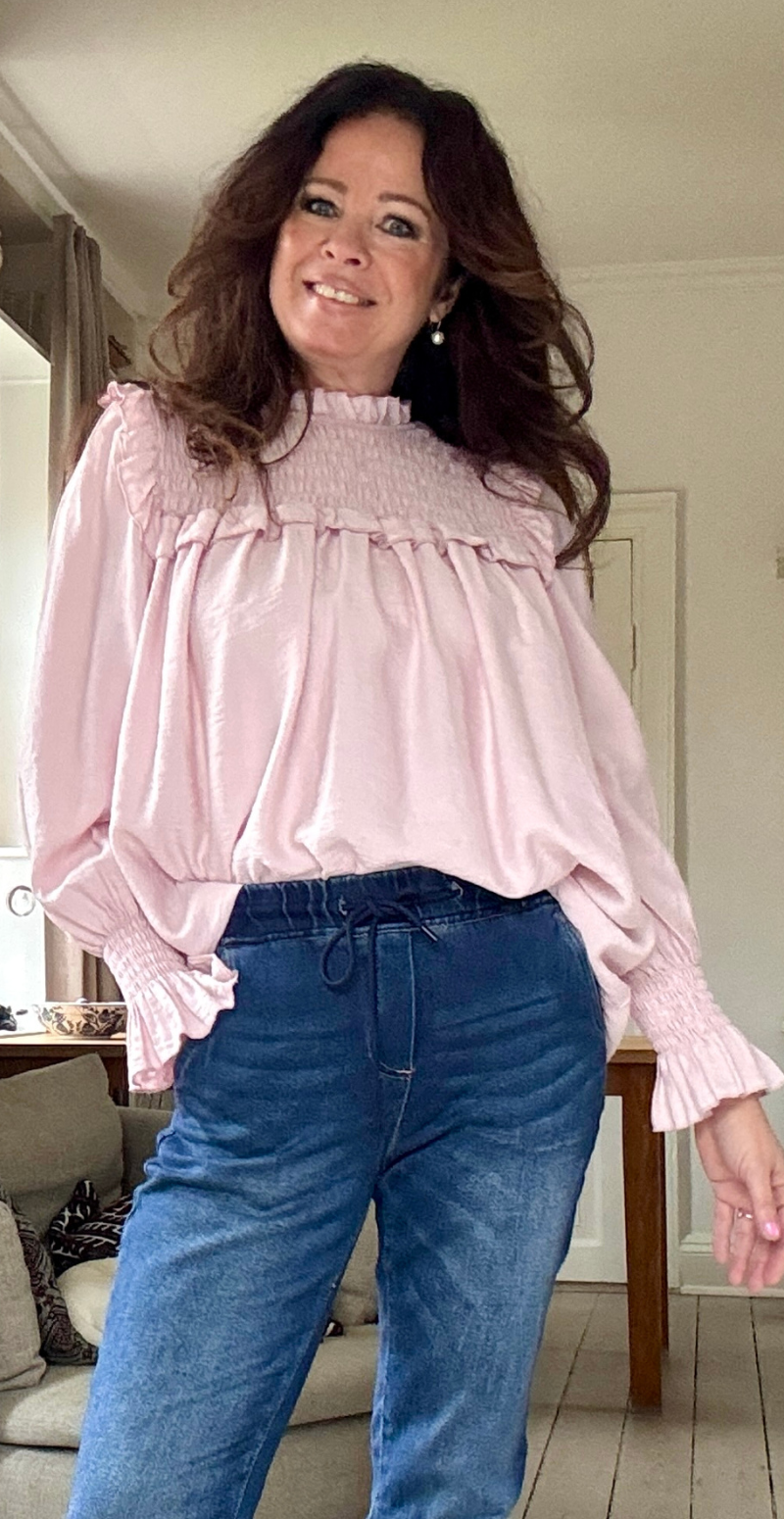 Carmela bluse med smock og flæsedetaljer pink LikeLondon