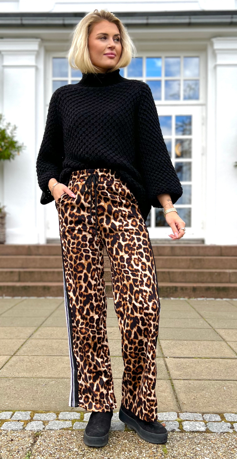 Marina bukser med leoprint og stribe langs siden sort LikeLondon