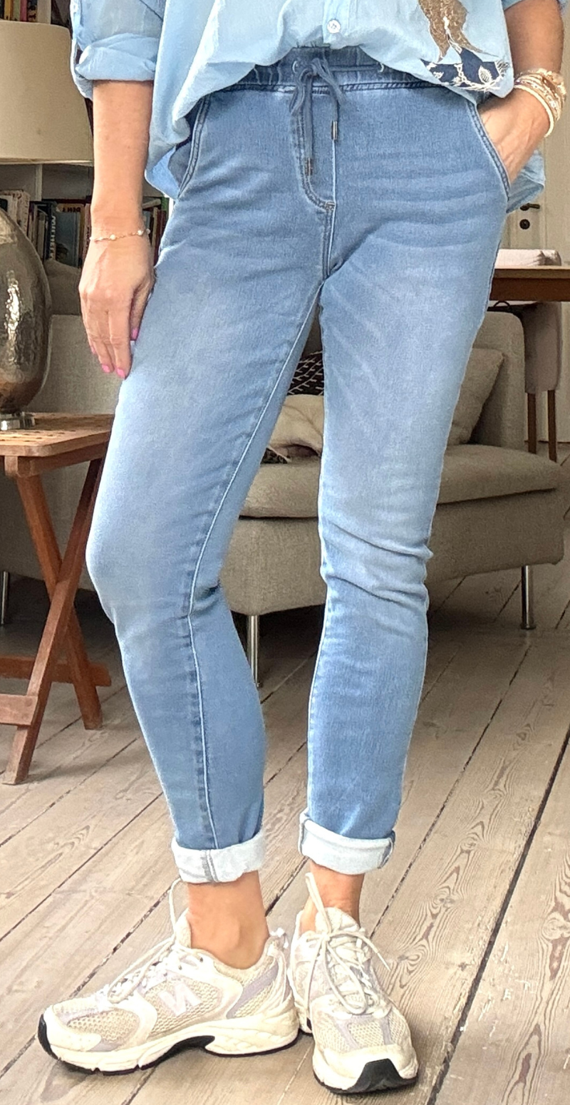 Gabby bukser med opsmøg lys denim LikeLondon