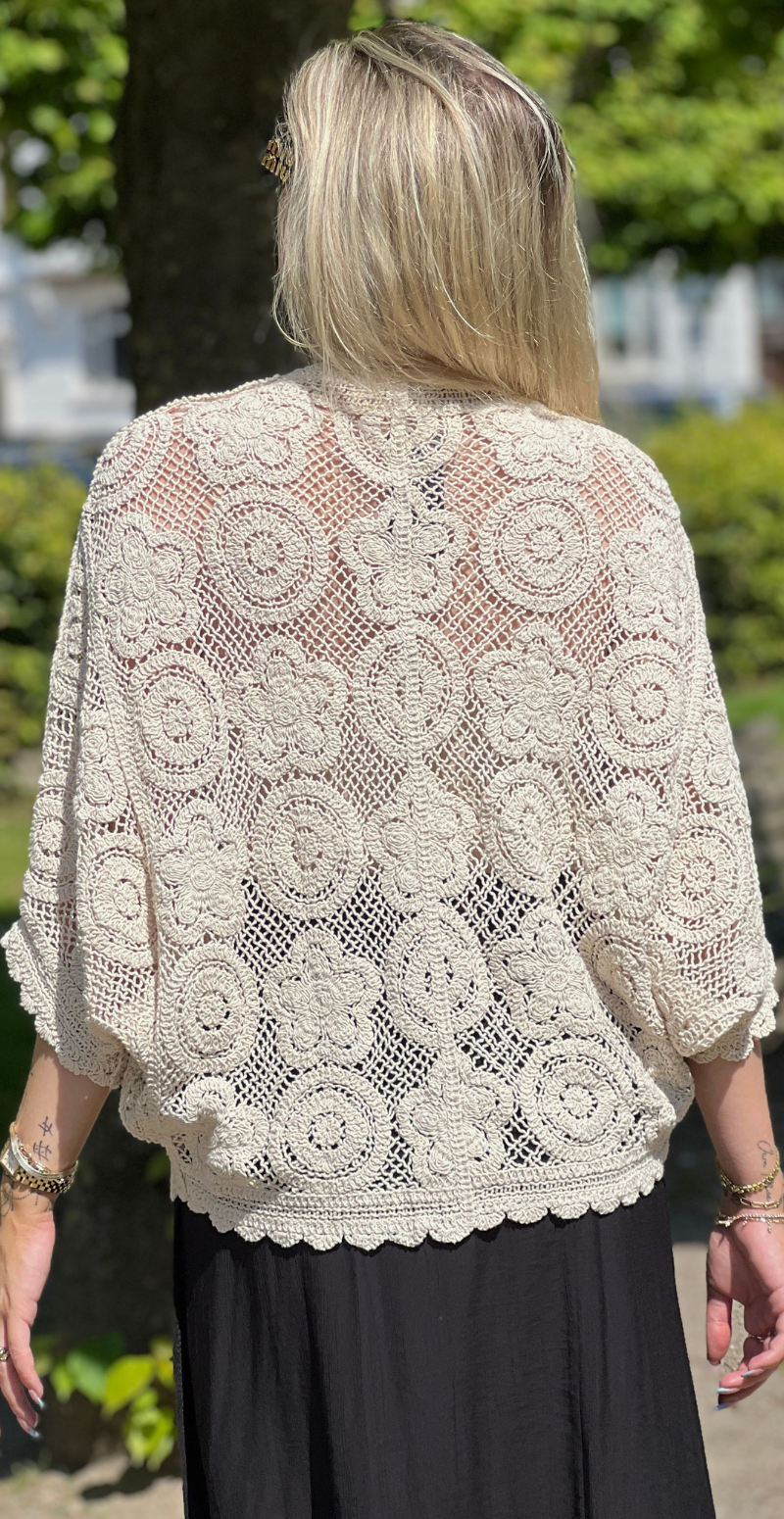 Theresa hæklet cardigan med flagermusærmer og knapper beige LikeLondon