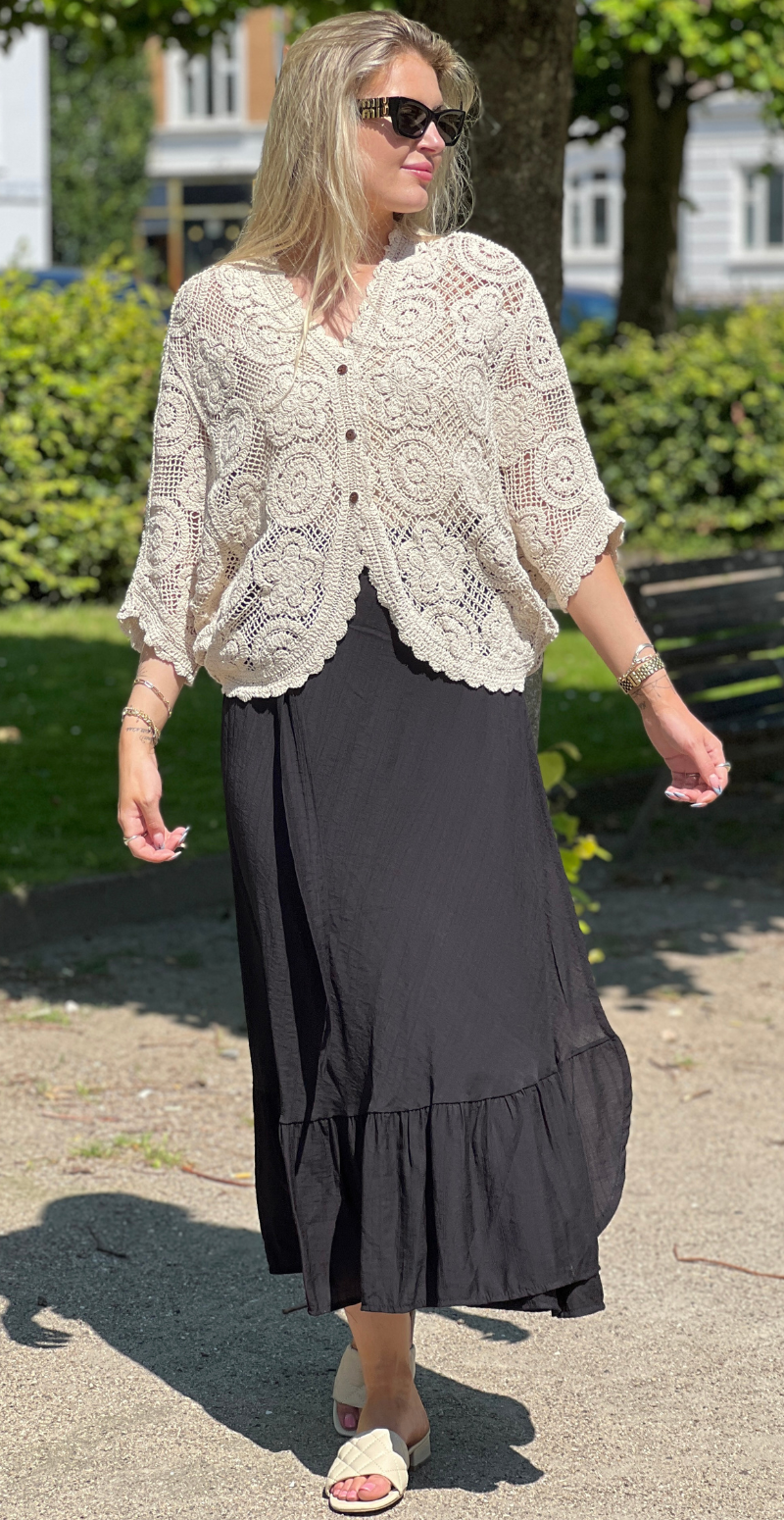 Theresa hæklet cardigan med flagermusærmer og knapper beige LikeLondon