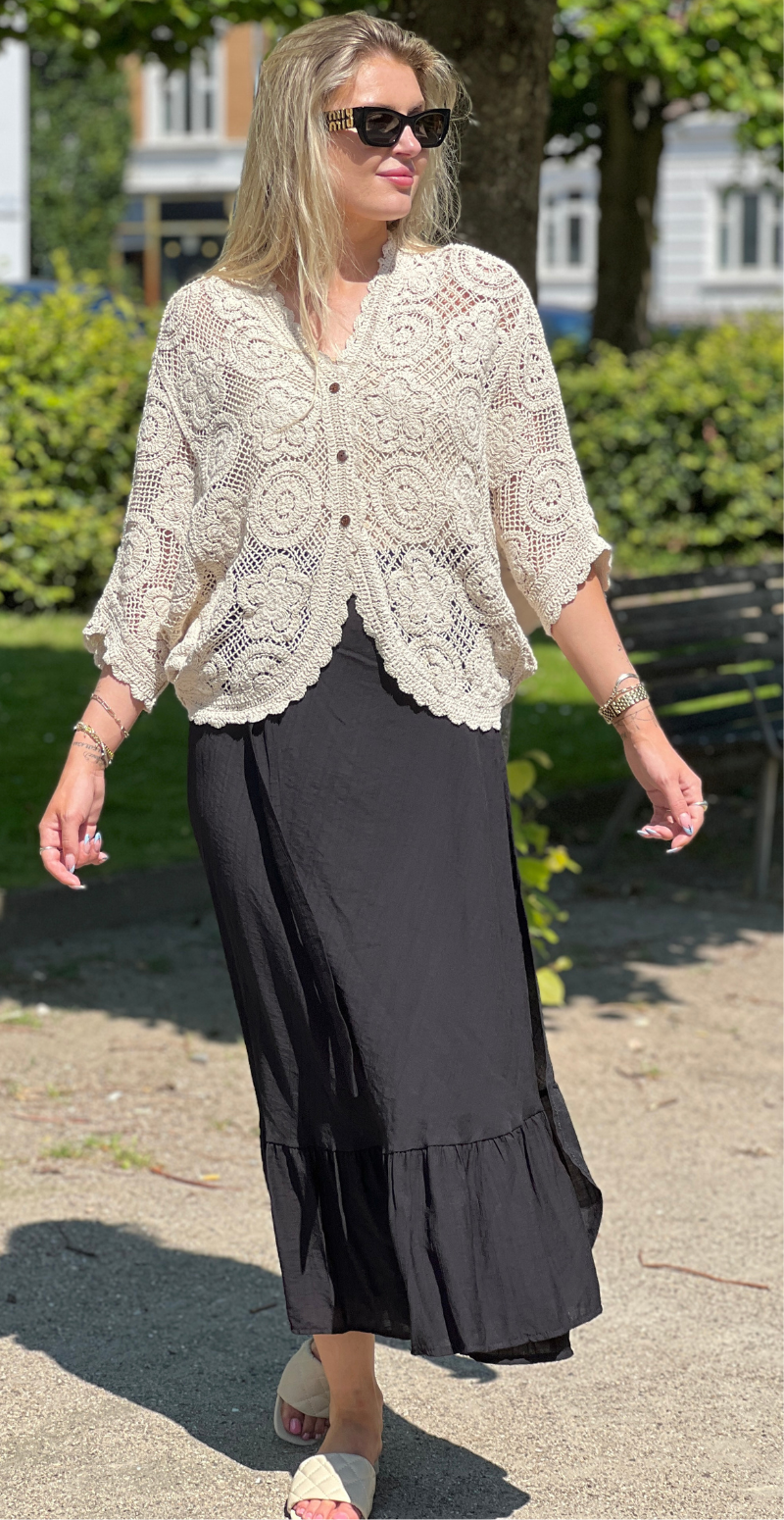 Theresa hæklet cardigan med flagermusærmer og knapper beige LikeLondon