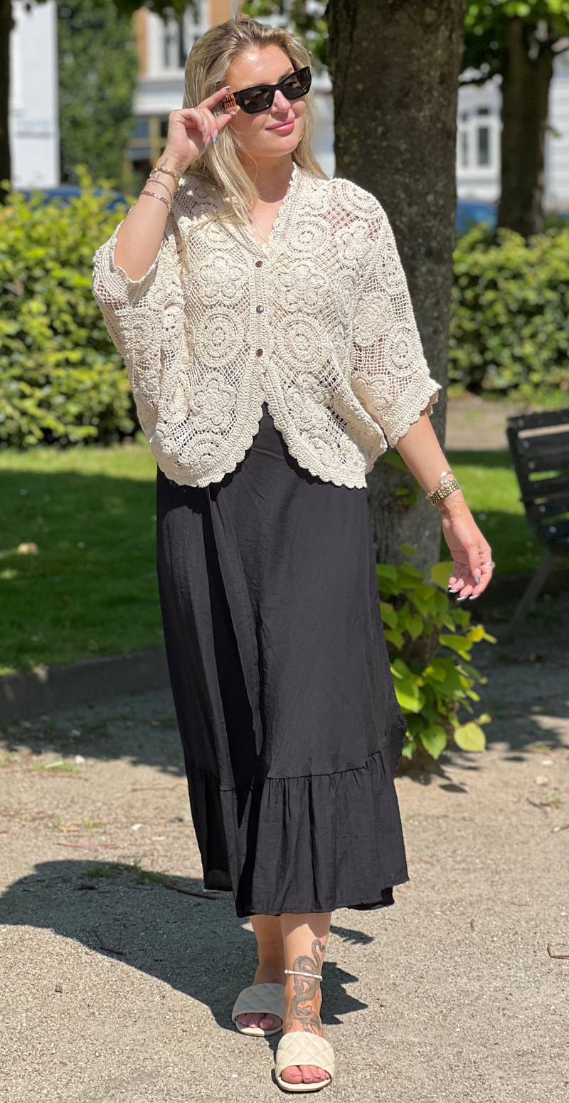 Theresa hæklet cardigan med flagermusærmer og knapper beige LikeLondon
