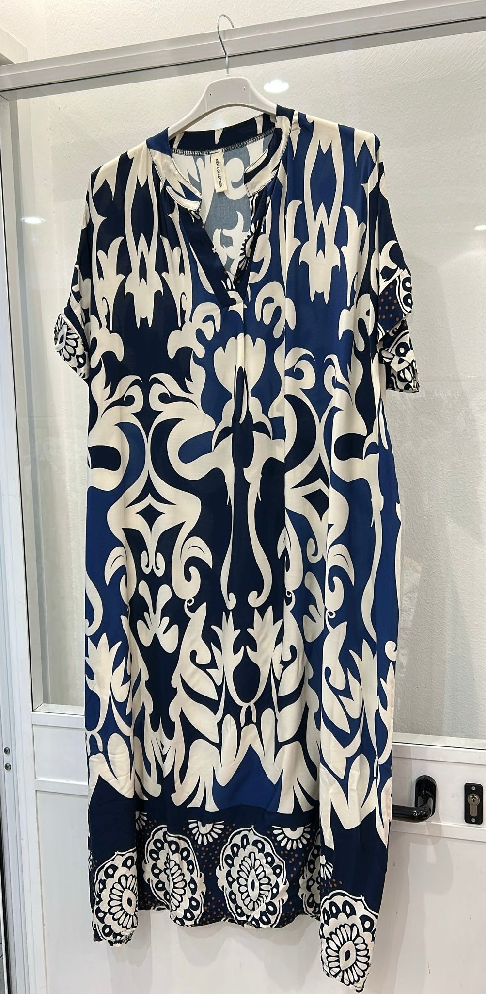 Forudbestil uge 15 Melia kjole med mønster navy LikeLondon